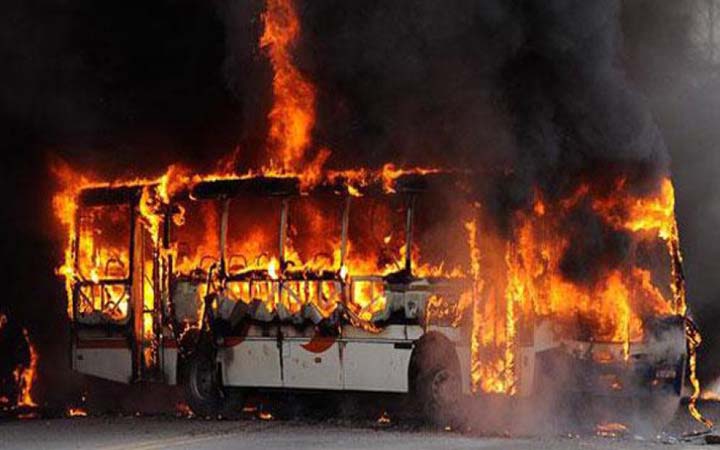 রাজধানীর আজিমপুরে বাসে দুর্বৃত্তদের আগুন